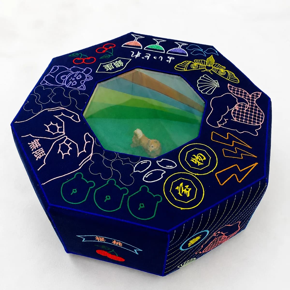 刺繍を施した箱