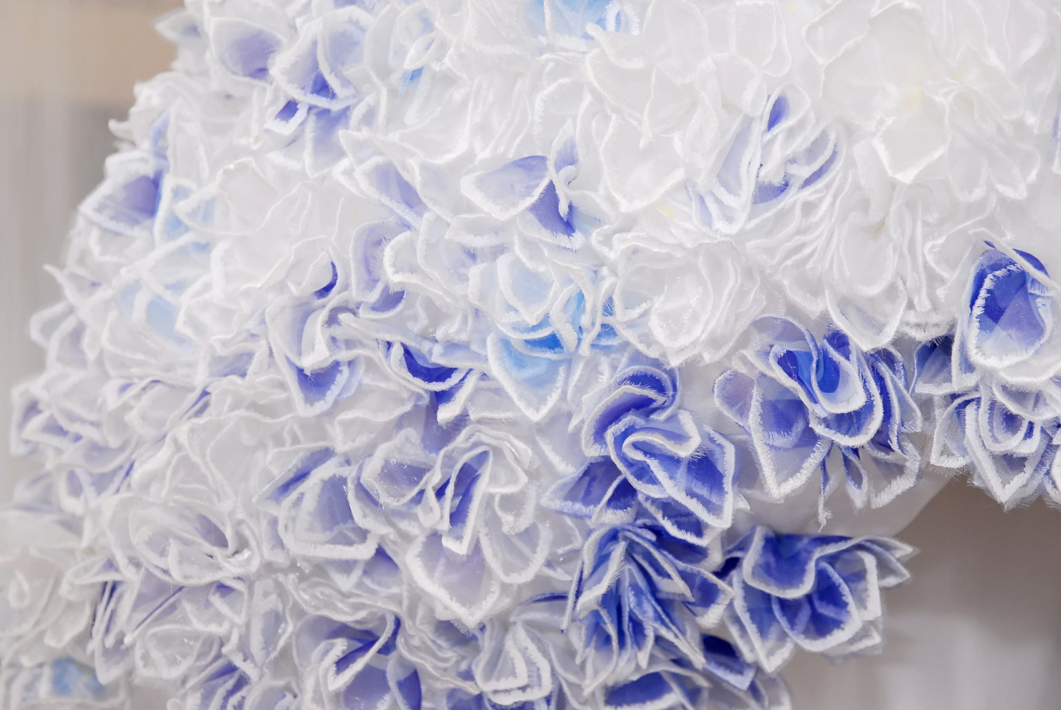 白と青の立体フリル花刺繍のクローズアップ