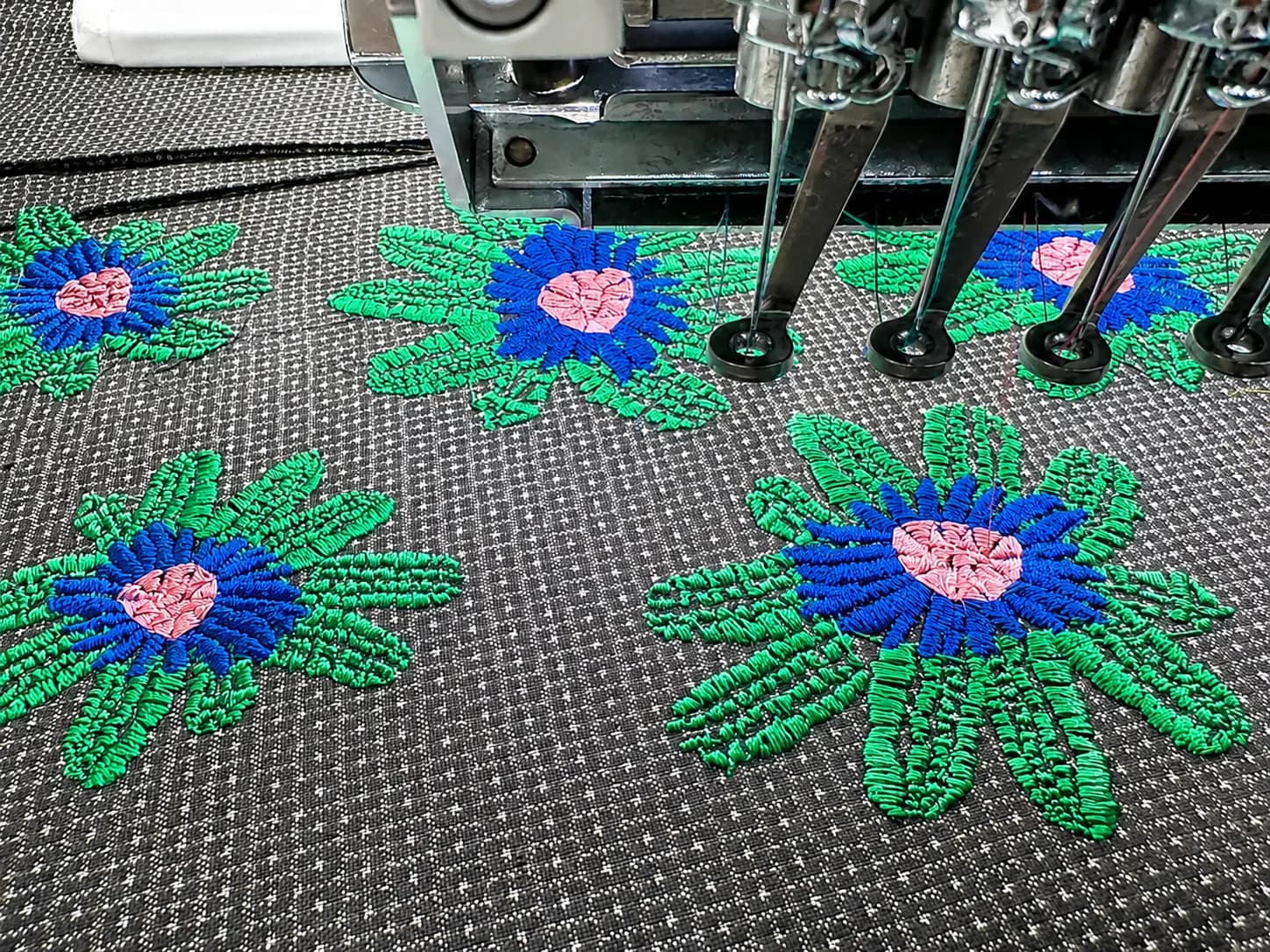 刺繍ミシンで花を刺繍する工程
