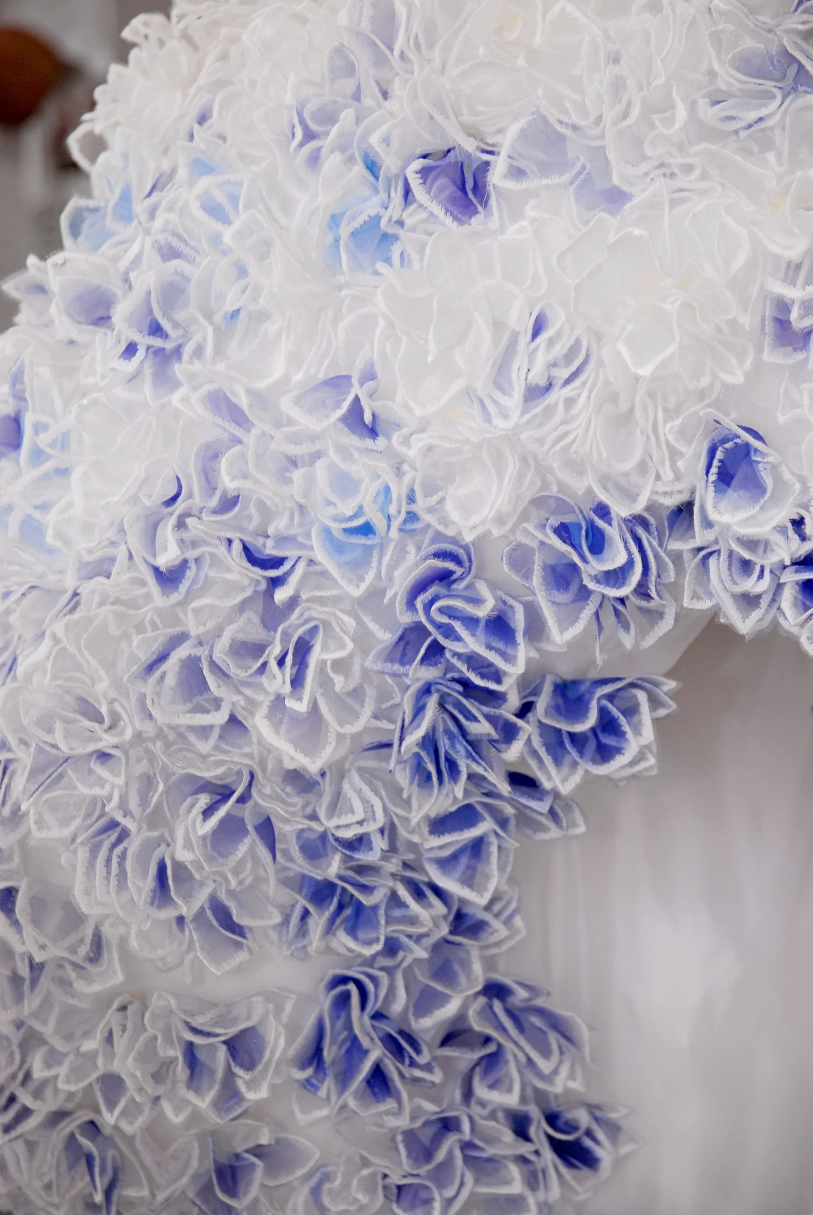 舞台ドレスの花刺繍